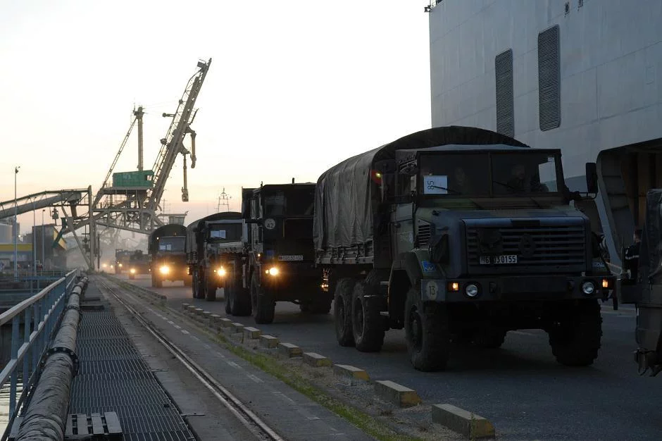 Véhicules de l'armée de terre se disposant à embarquer à bord du Tonnerre