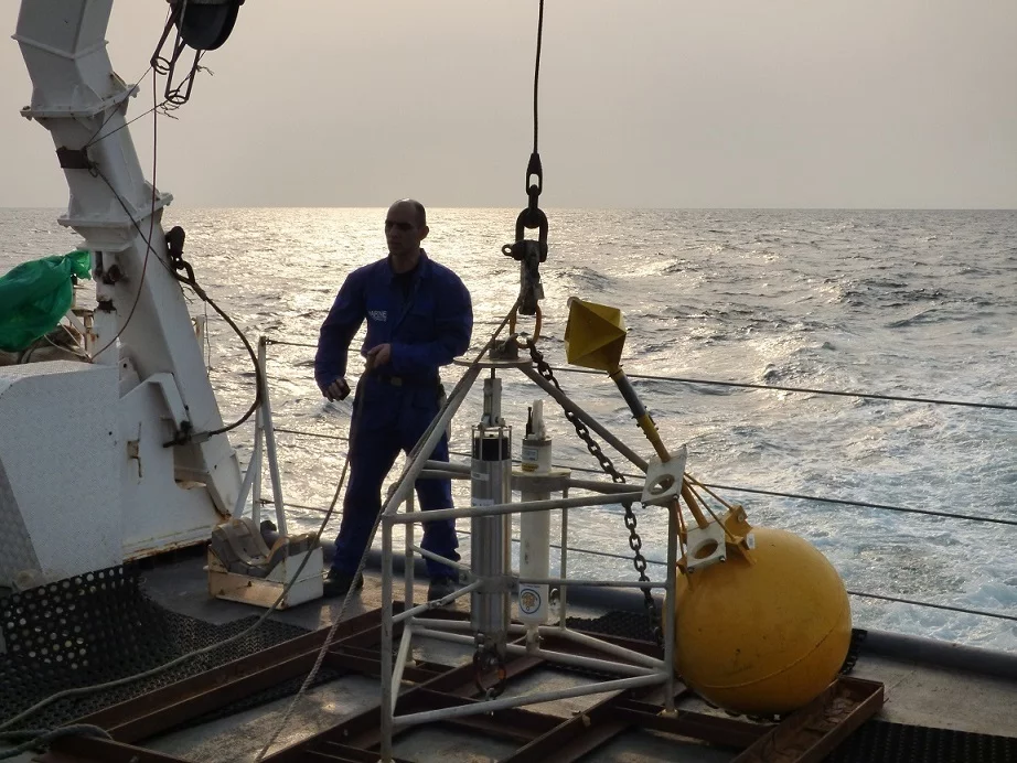 Immersion d'un marégraphe