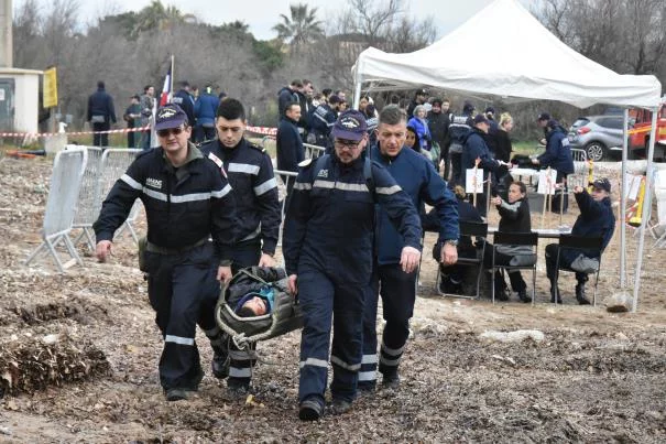 Exercice d’évacuation de ressortissants pour le Dixmude