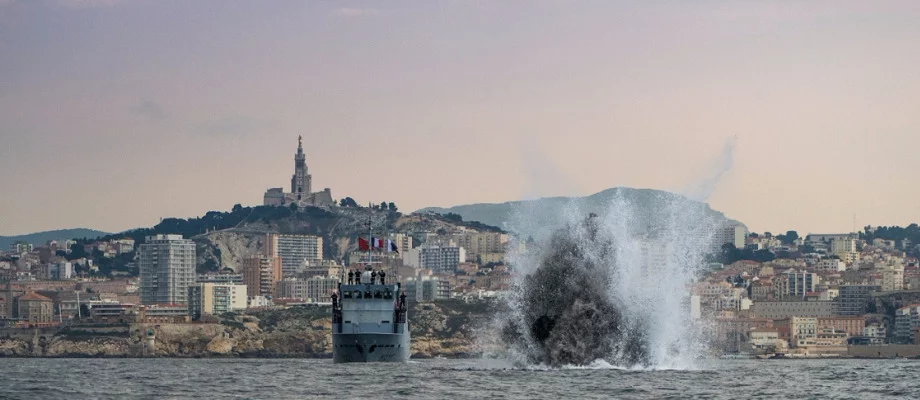 Le Pluton en opération de déminage au large de Marseille