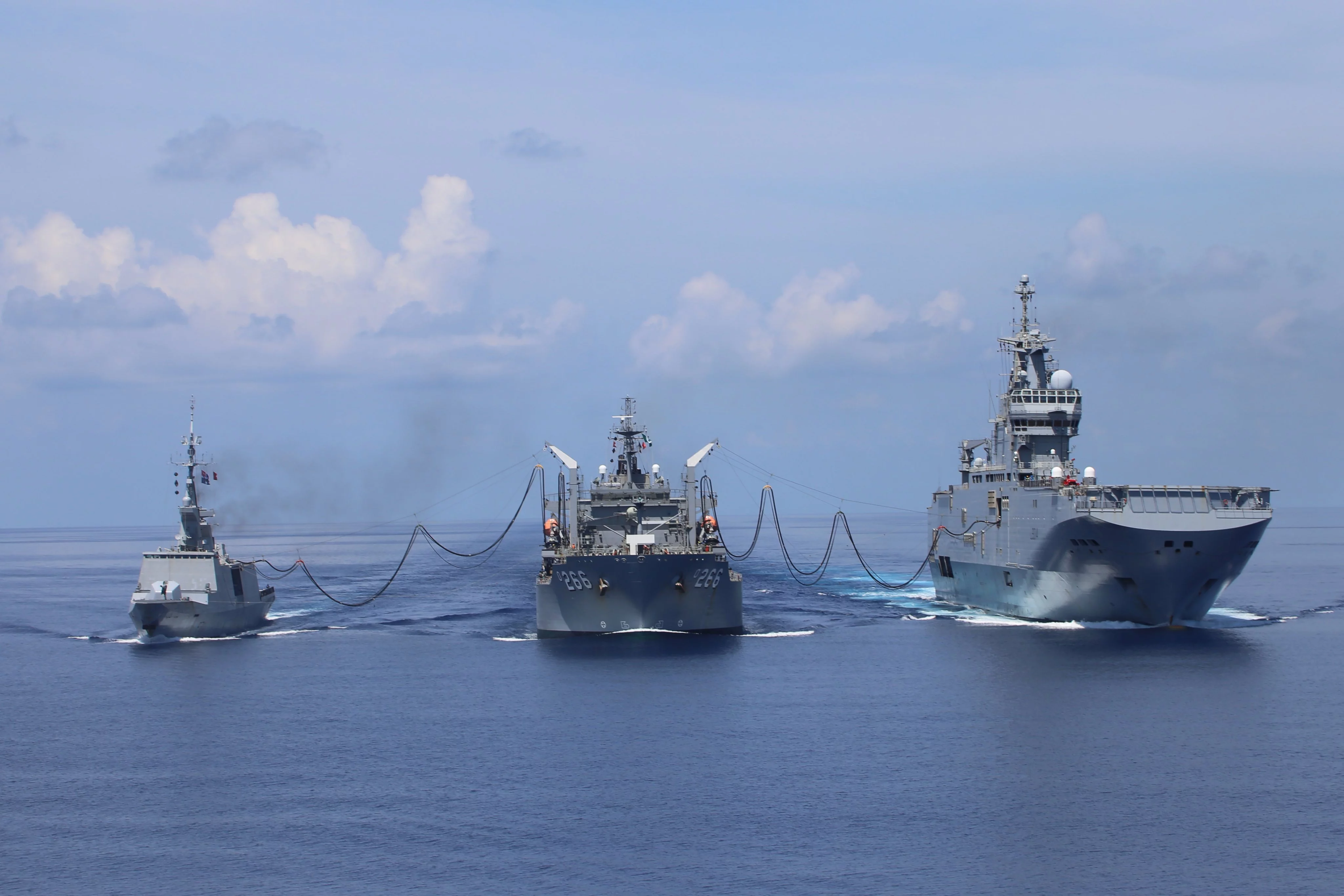 Le porte-hélicoptères Tonnerre, la frégate Surcouf et le ravitailleur HMAS Sirius