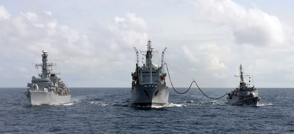 L'aviso Cdt Blaison, la frégate HMS Iron Duke et le pétrolier de la flotte auxiliaire Black Rover