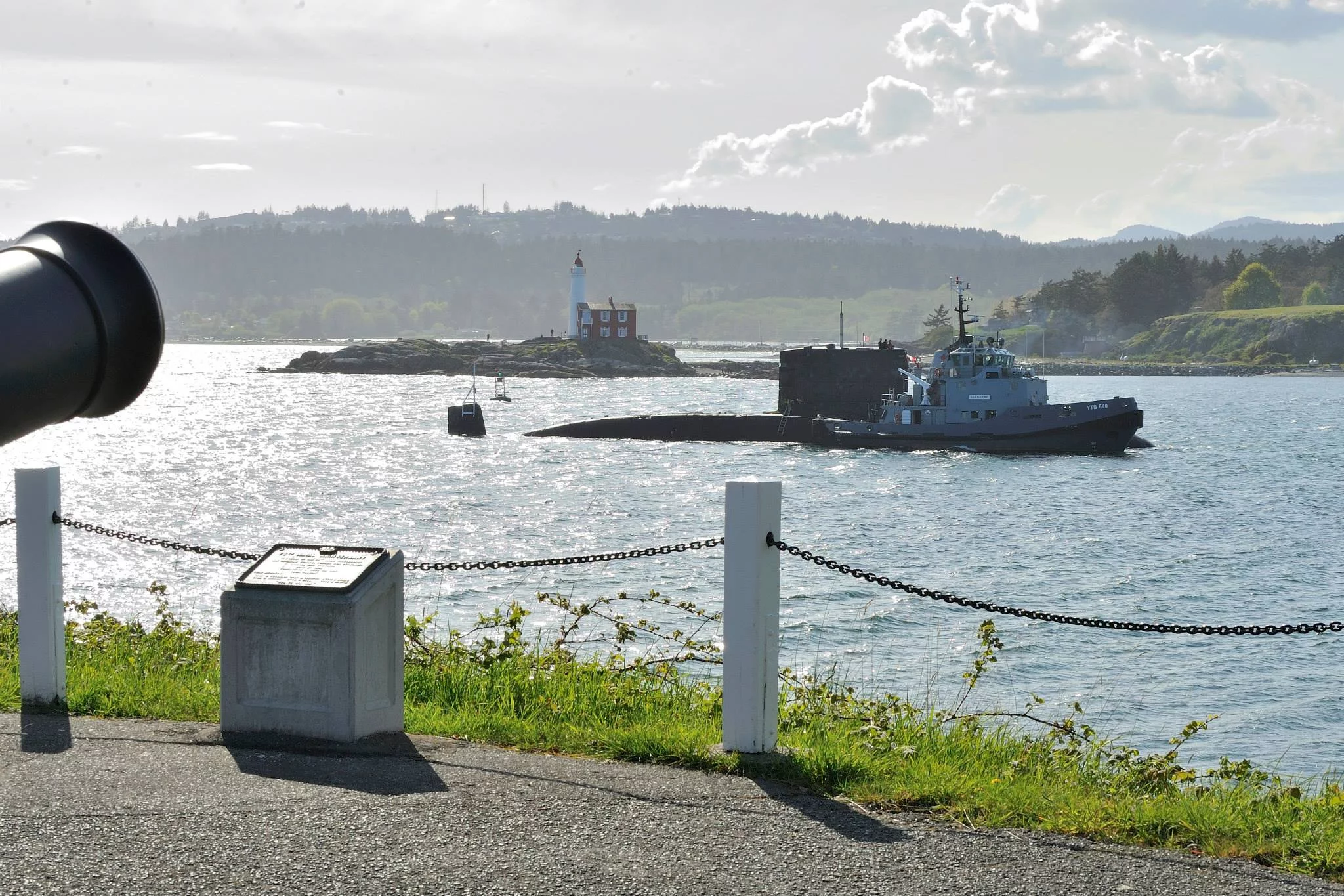 Le sous-marin canadien NCSM Chicoutimi appareille