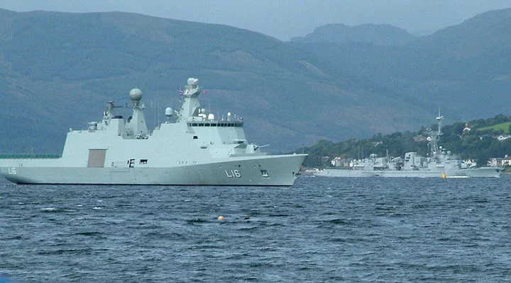 La frégate Danoise Absalon passe devant le Latouche Tréville