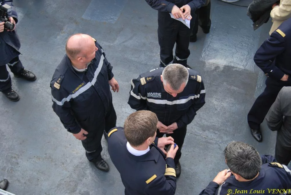 Le commandant actuel remet à un de ses prédécesseurs une médaille et une casquette