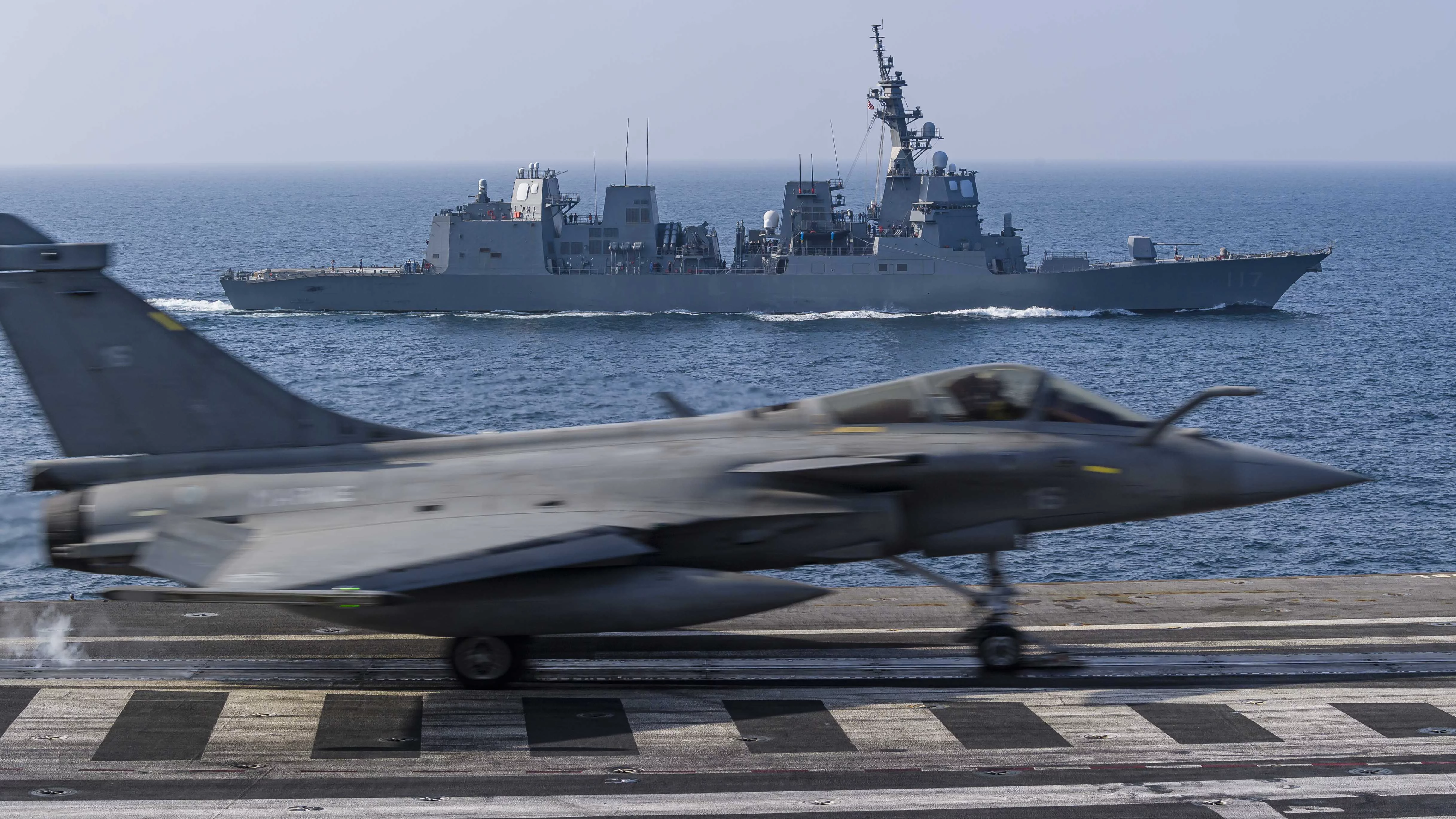 Le destroyer japonais Suzutsuki navigue aux côtés du Charles de Gaulle