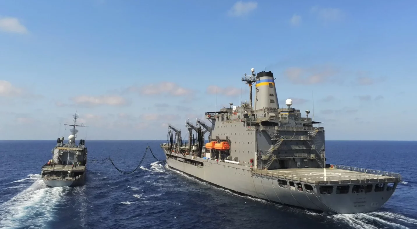 La frégate Vendémiaire se ravitaille auprès du bâtiment américain USNS Rappahannock