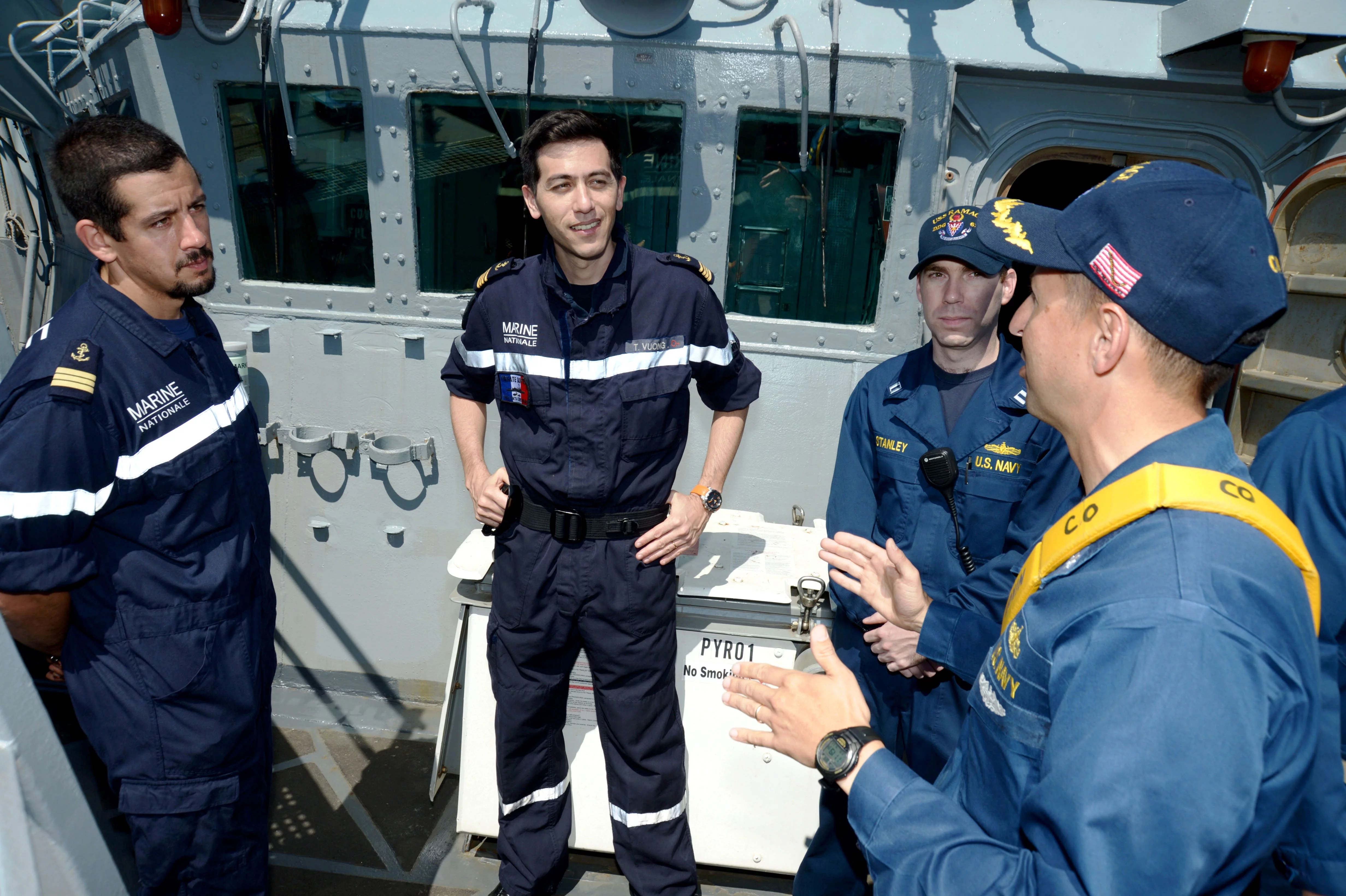 Le Cmdr. John D. Stoner, commandant de l'USS Ramage (à droite), discute avec des marins du Var et du Dupleix