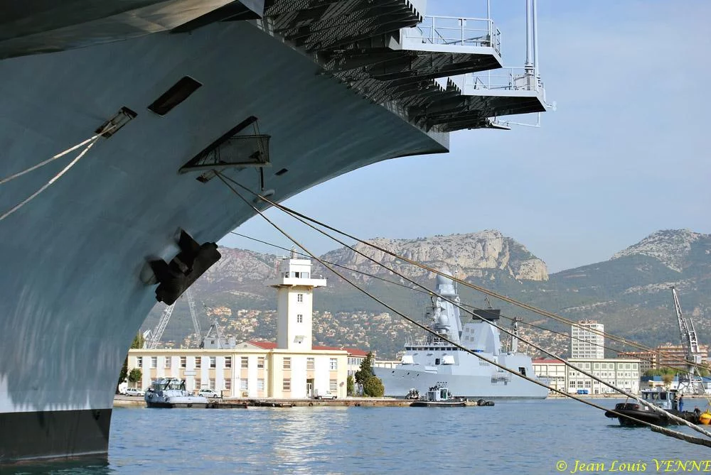 Le Charles de Gaulle sort du bassin