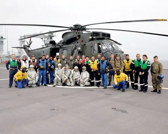 Un hélicoptère britannique Sea King à bord du BPC Dixmude