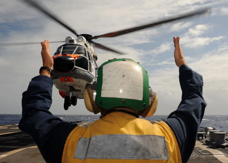 Un Super Puma se prépare à se poser sur l'USS Preble