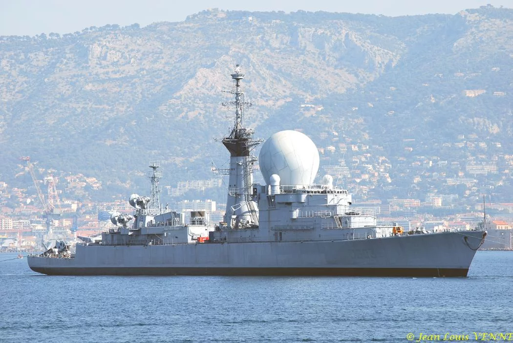 La coque de l'ex-Duquesne remorquée vers St-Mandrier