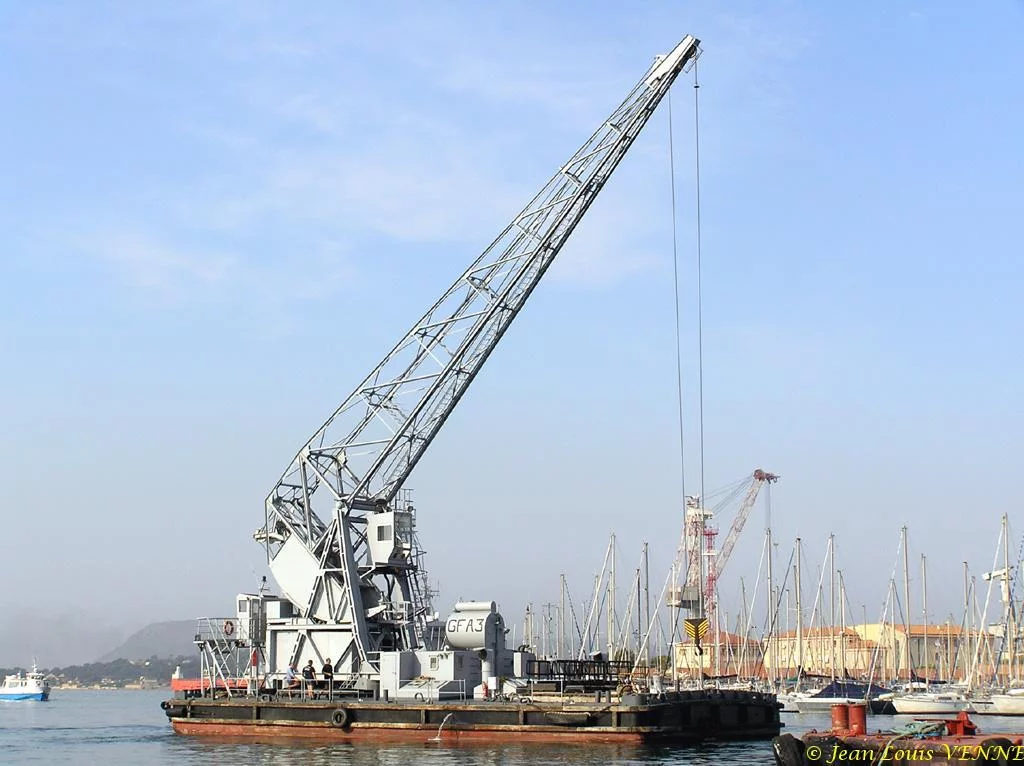La grue flottante GFA3 dans le Carré du port de Toulon
