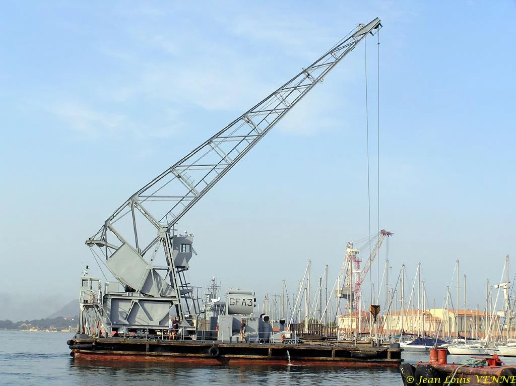 La grue flottante GFA3 dans le Carré du port de Toulon