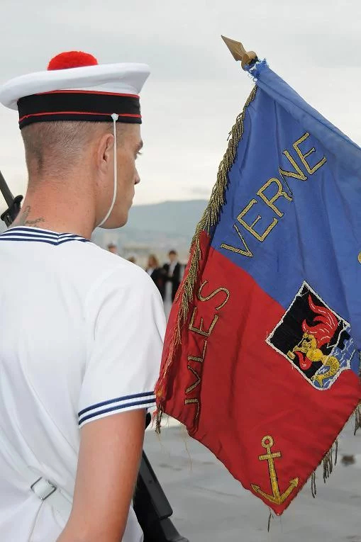 Un membre de la garde d'honneur