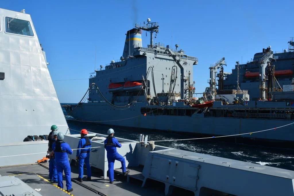 La frégate « Provence » ravitaille à la mer avec le pétrolier-ravitailleur américain « John Lenthall »