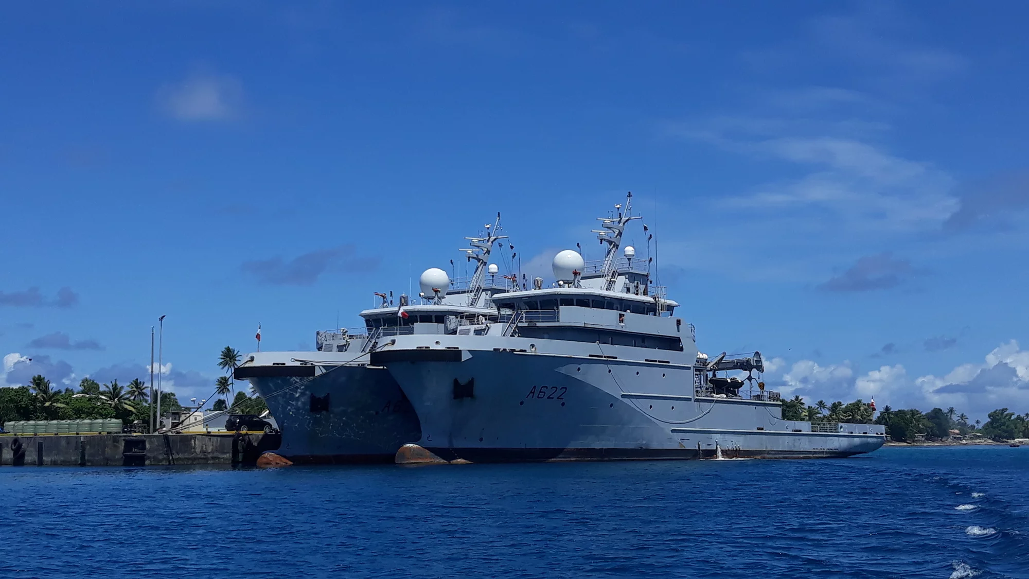 Les BSAOM « D’Entrecasteaux » et « Bougainville » en escale sur sur l’atoll de Funafuti