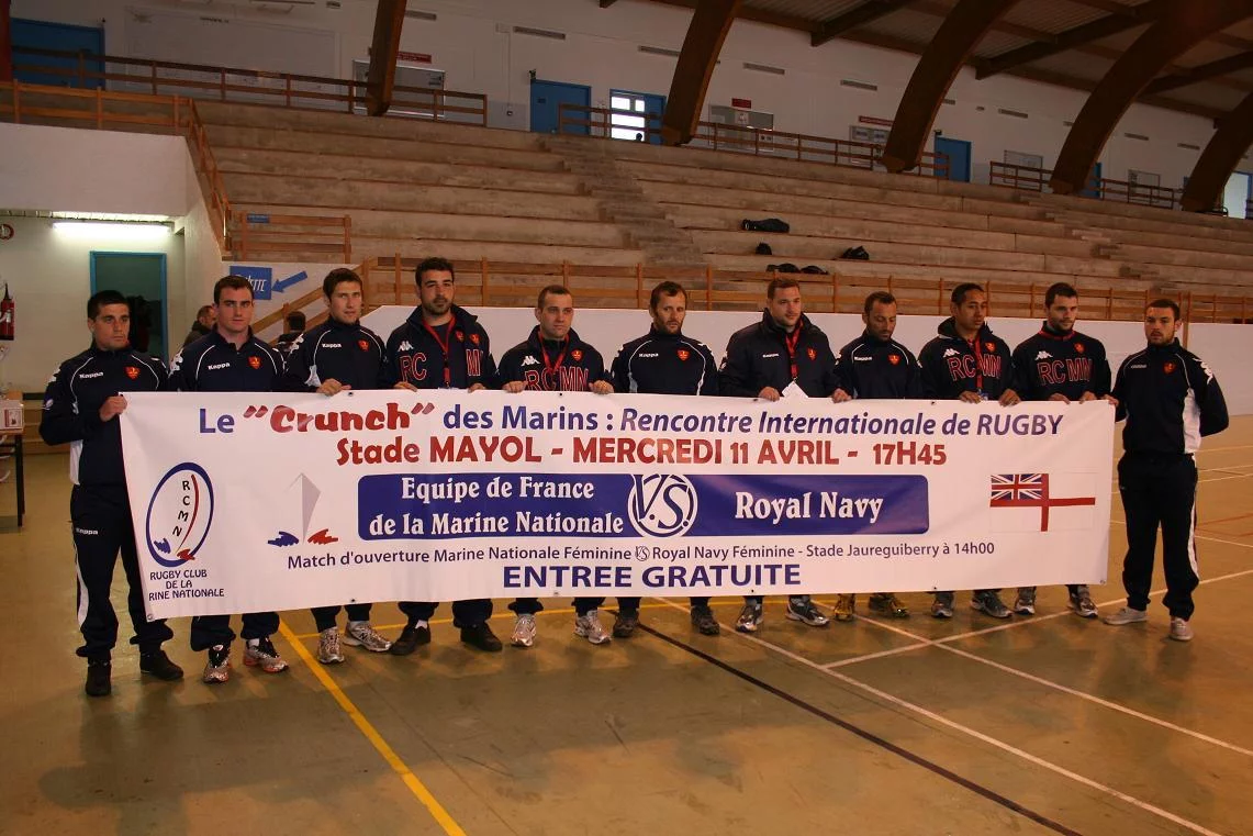 Une partie de l'équipe masculine devant la banderolle