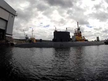 Le HMS Torbay entre dans l'ascenceur Ã  bateau de Faslane