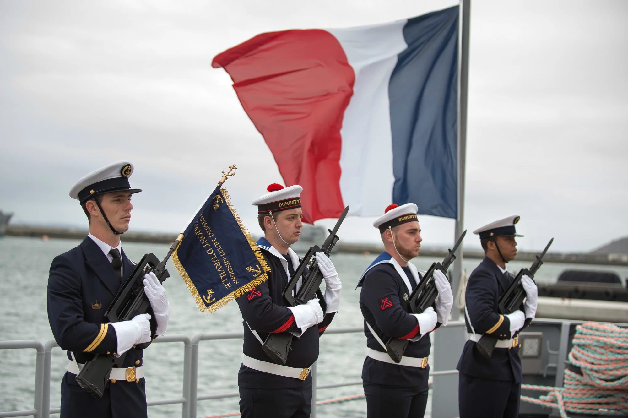 Première cérémonie des couleurs à bord du BSAOM Dumont d’Urville