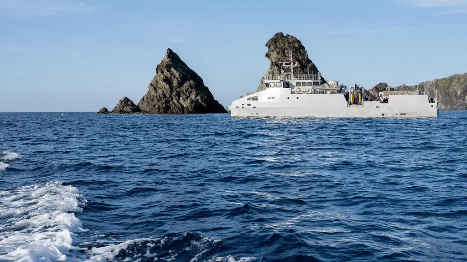 Le Zarzis, bâtiment support aux opérations de plongée de la marine tunisienne