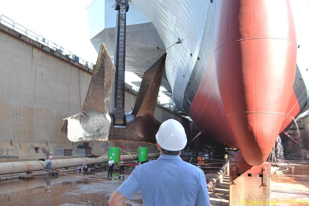 Le Charles de Gaulle ré-embarque ses lignes de mouillage
