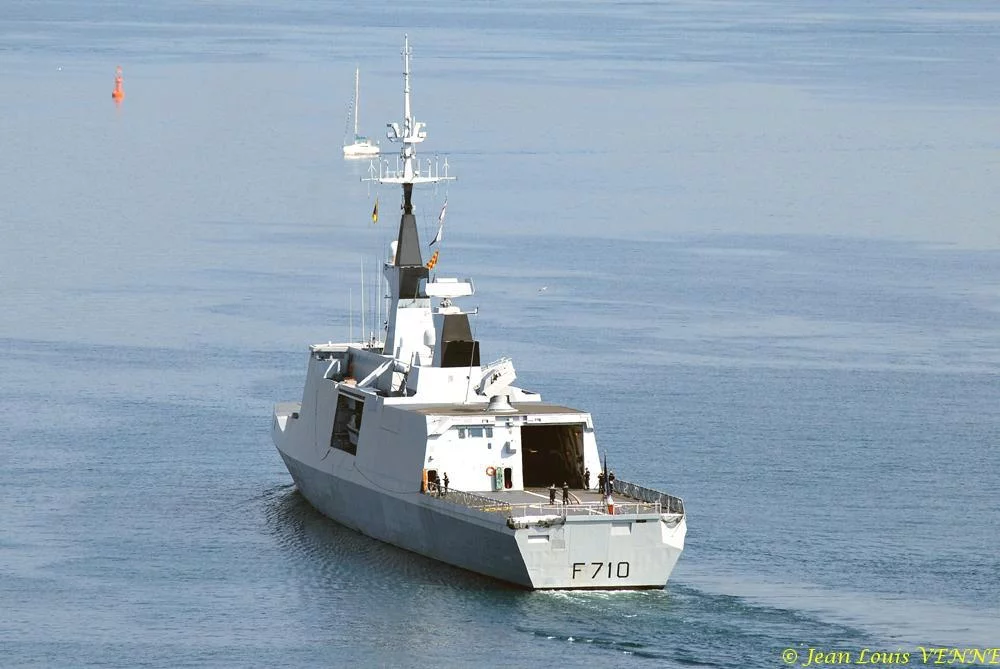 la frégate Lafayette effectue des boucles magnétiques