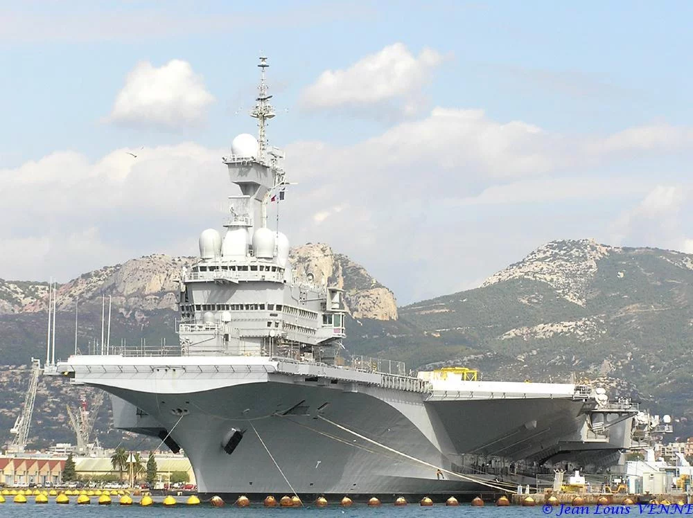 Le porte-avions Charles de Gaulle après son retournement