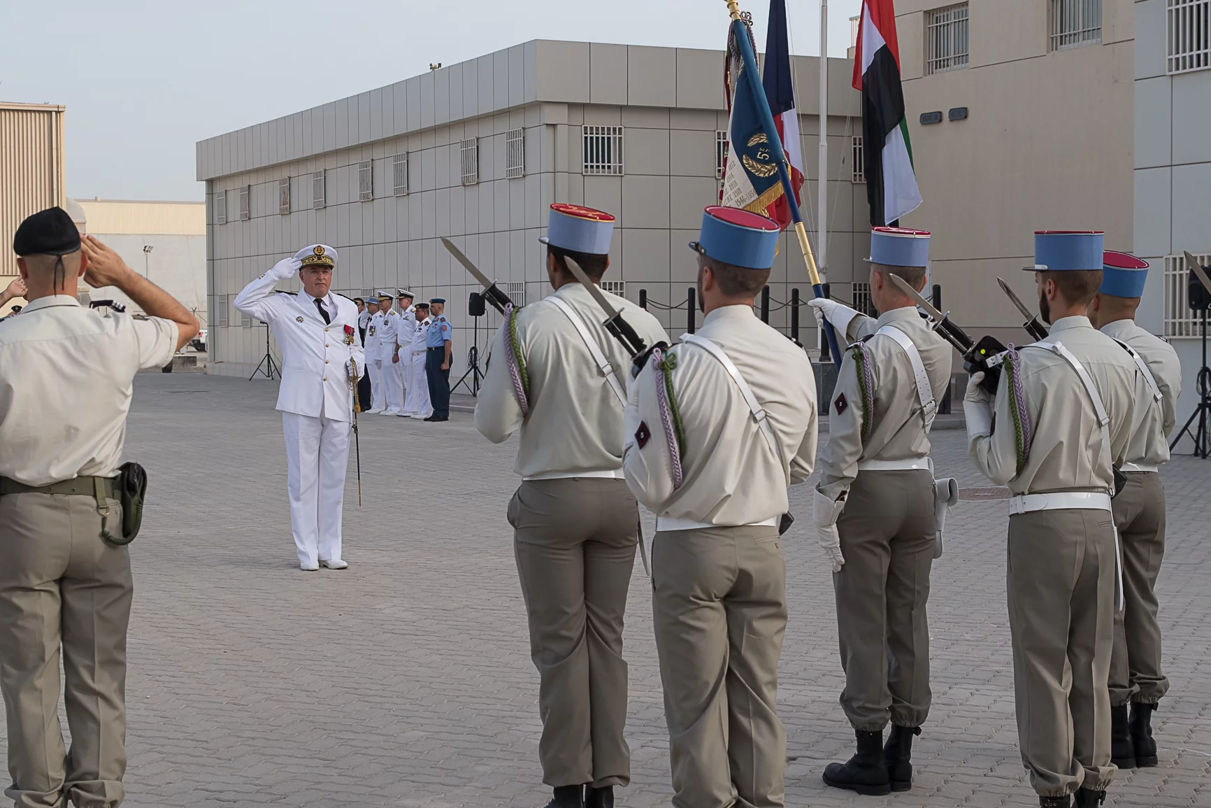 Le contre-amiral Maleterre prend le commandement d’ALINDIEN et des forces françaises aux Émirats arabes unis