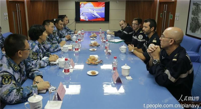 Le capitaine du Surcouf à bord d’un navire chinois dans le Golfe d’Aden