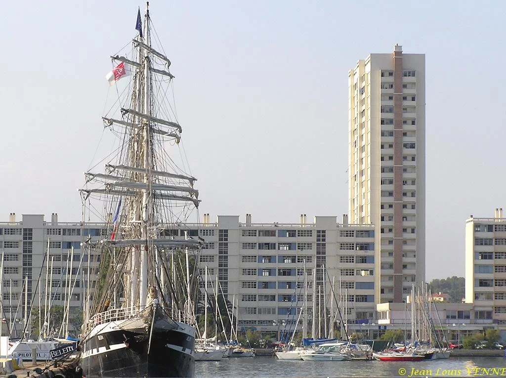 Le Bélem change de quai