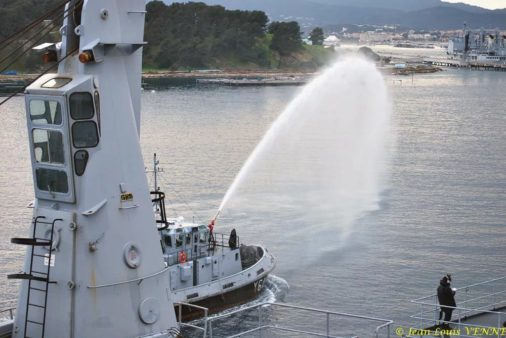 Un remorqueur de la base navale salue le retour du Jules Verne