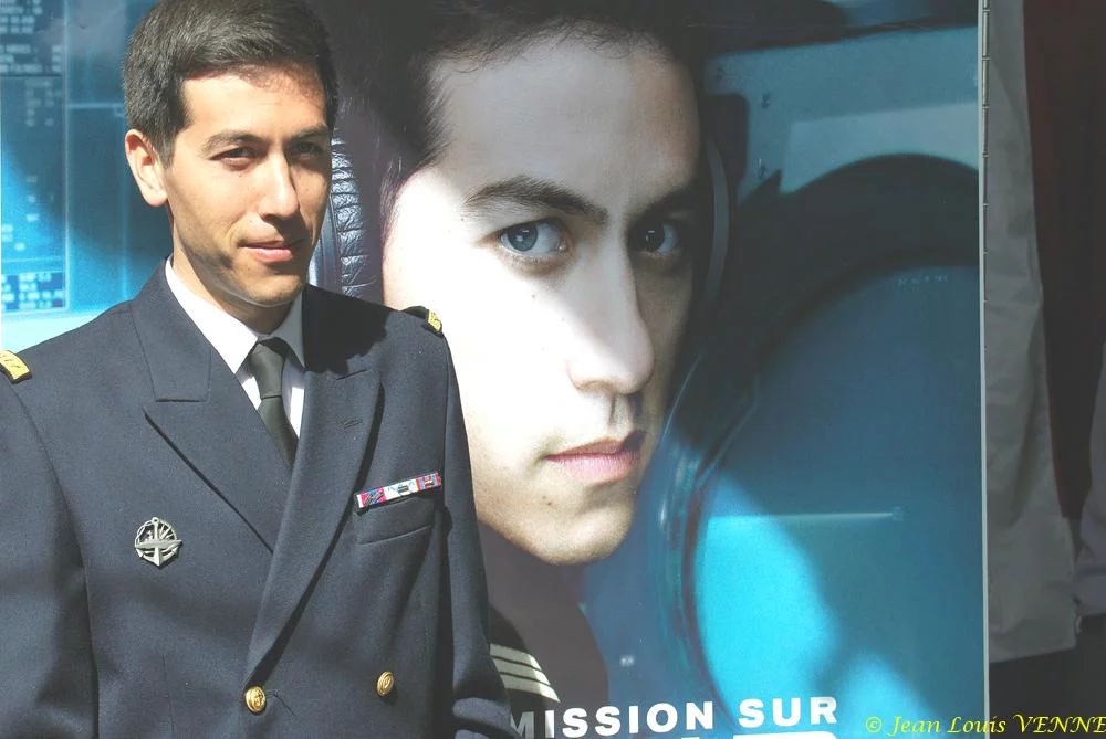 Les 2 marins devant les affiches de la campagne