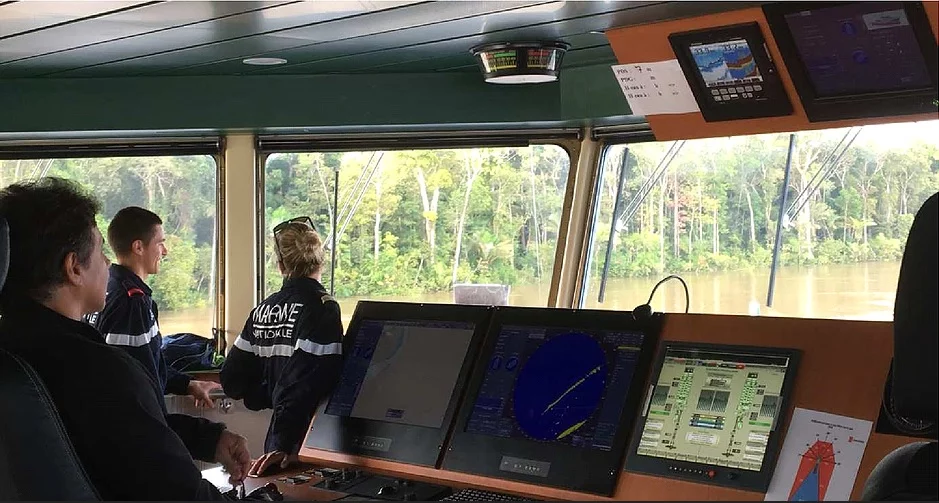 Le BSAM Seine navigue sur l'Amazone