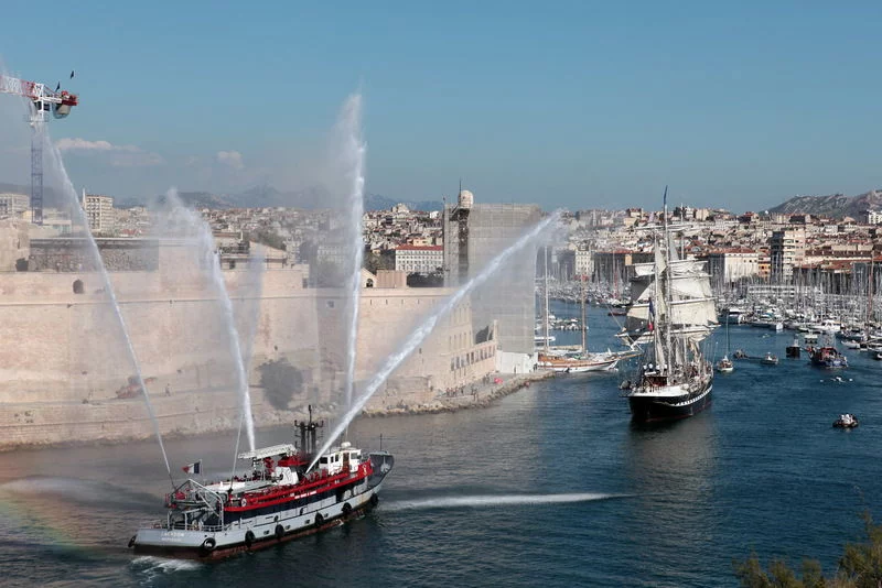 Le Bateau-pompe Lacydon accueille le Belem à Marseille