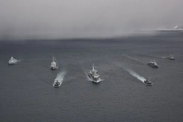 Le LV Lavallée au milieu des participants à l’exercice OTAN Dynamic Guard