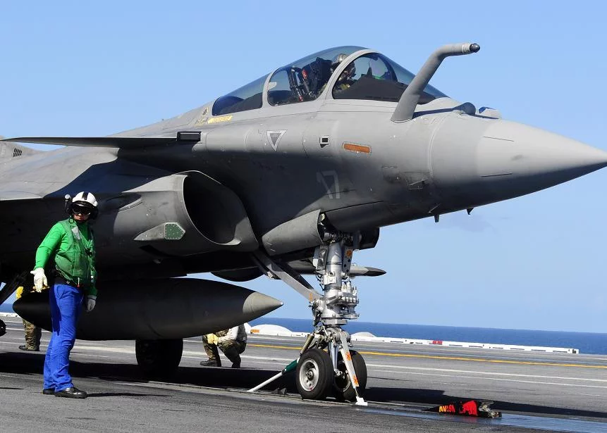 Un Rafale français se prépare à décoller du Theodore Roosevelt