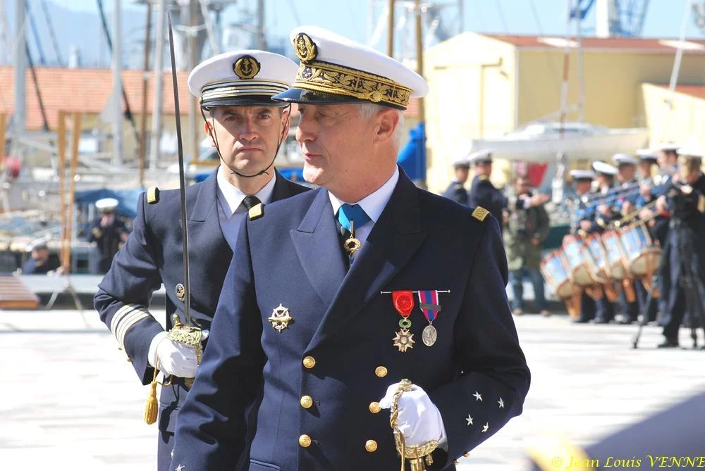 L'amiral Tandonnet passe les troupes en revue