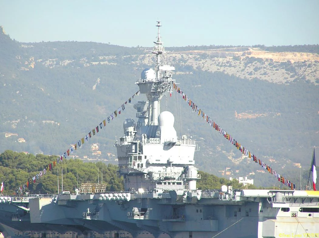Le porte-avions Charles de Gaulle arbore le grand pavois à l’occasion du 11 novembre