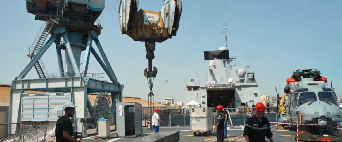 Un Caïman Marine transféré de la frégate Chevalier Paul sur la frégate Languedoc