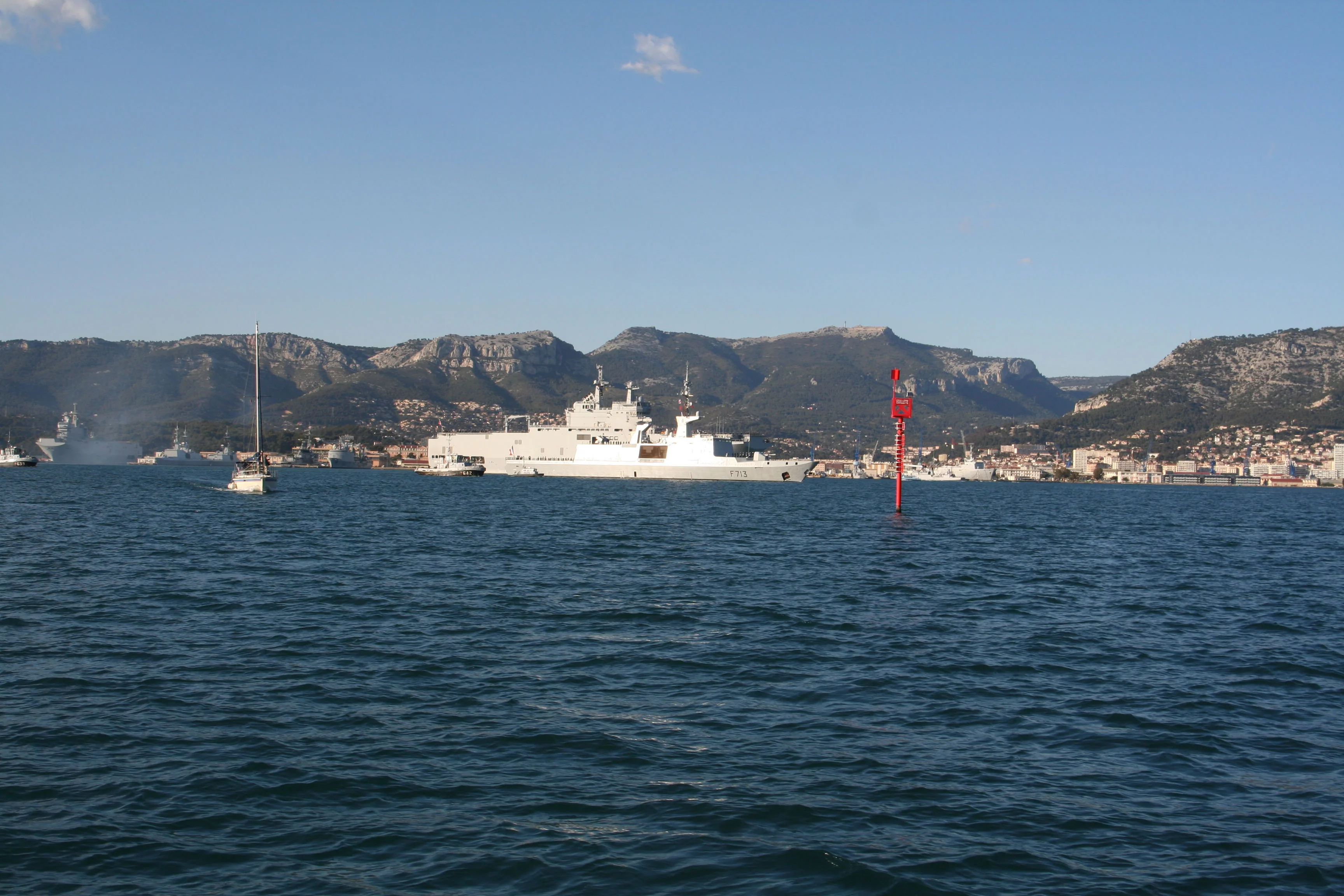 Le BPC Dixmude et la frégate Aconit