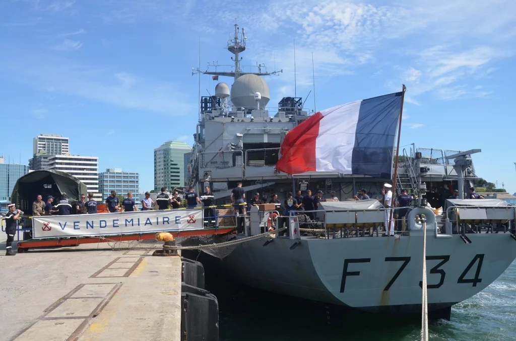 La frégate Vendémiaire débarque près de 10 tonnes de denrées alimentaires et 960 litres d’eau à Port-Moresby