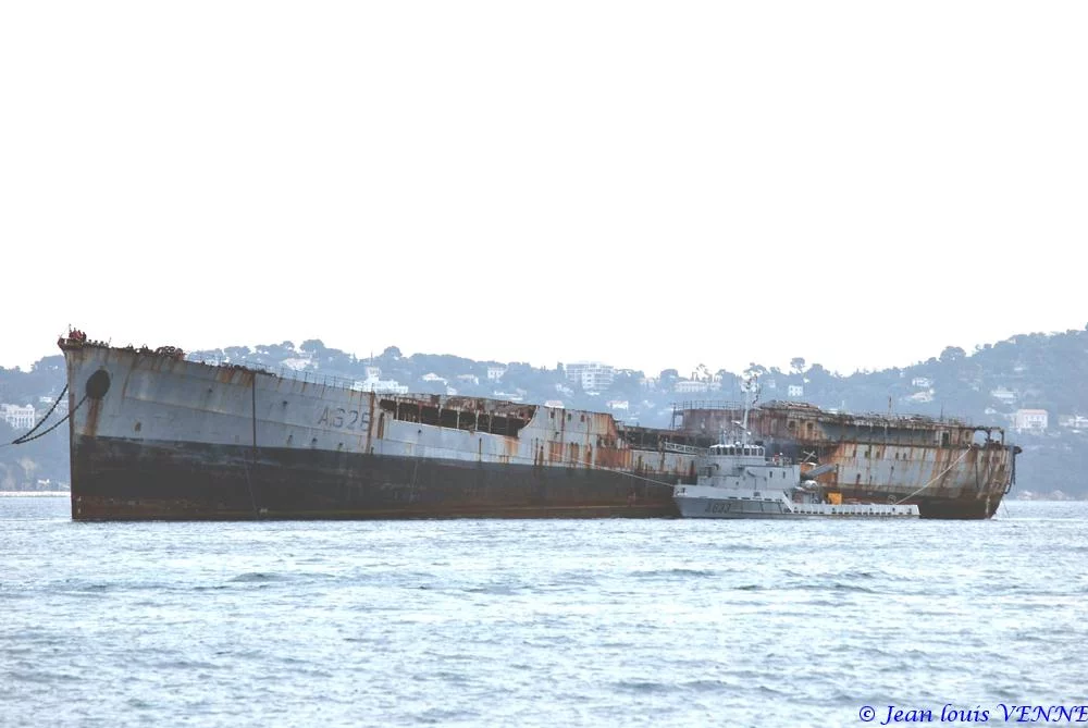 Arrivée à Toulon de la coque de l’ex-pétrolier Saône