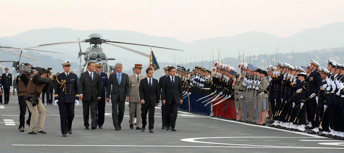 Le président passe les troupes en revue
