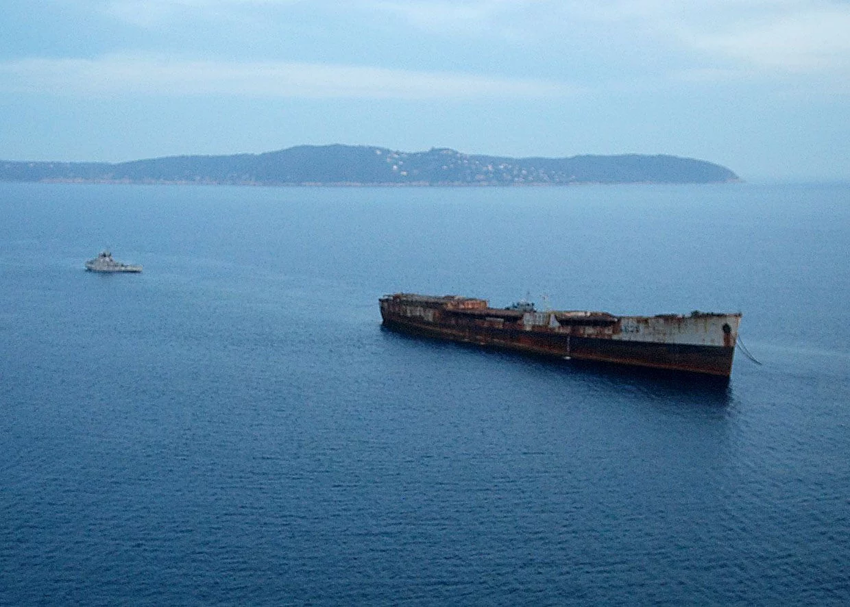 Arrivée à Toulon de la coque de l’ex-pétrolier Saône