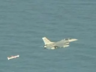 Un chasseur suit le missile Tomahawk