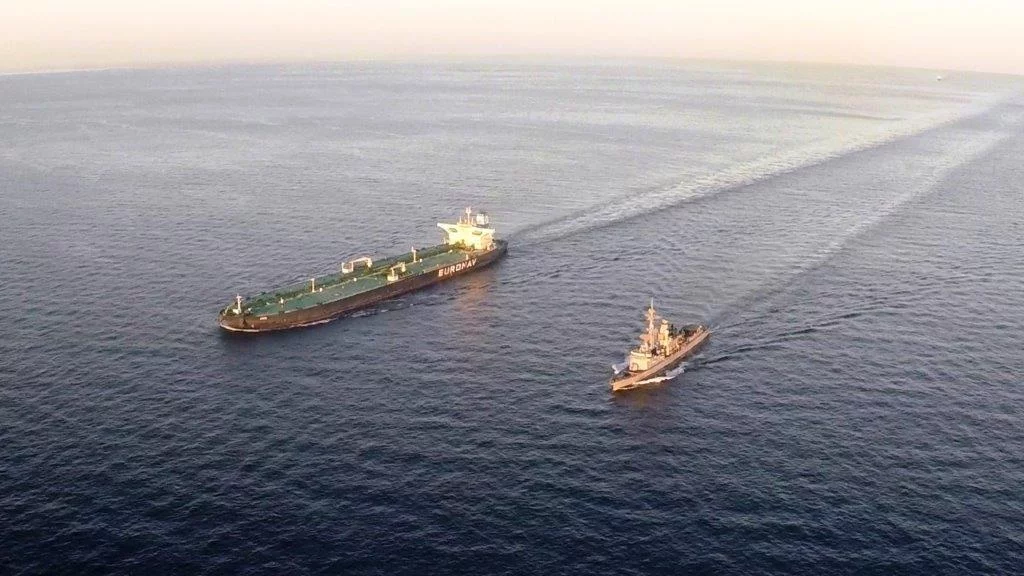 La frégate Jean Bart accompagne un pétrolier français en sortie du détroit d’Ormuz