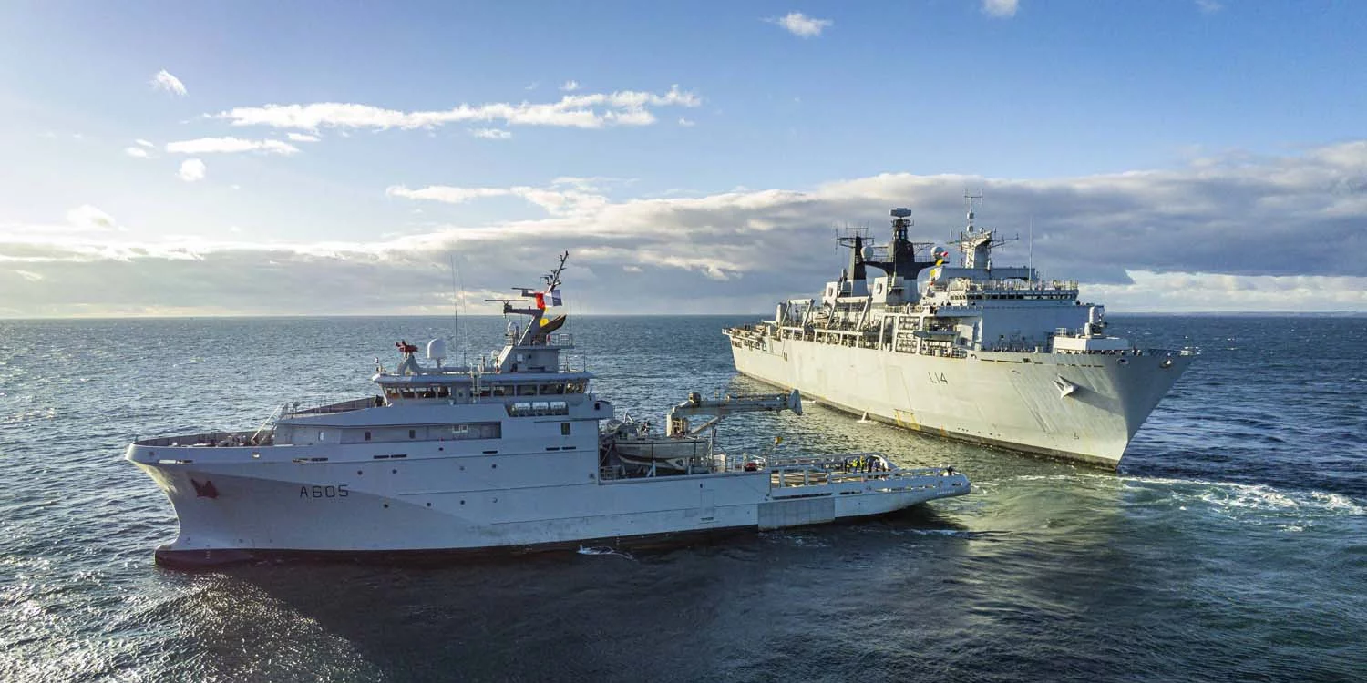 Le bâtiment de soutien Garonne remorque le HMS Albion