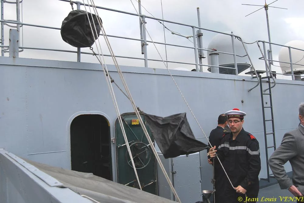 Un timonier hisse la marque de capacités de manœuvre restreintes