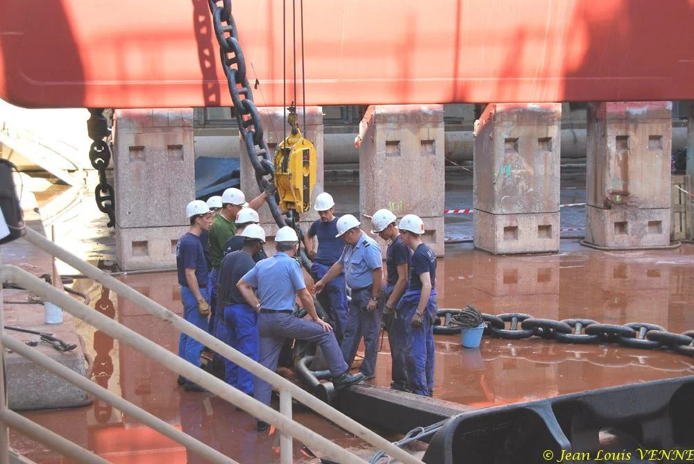 Le Charles de Gaulle ré-embarque ses lignes de mouillage